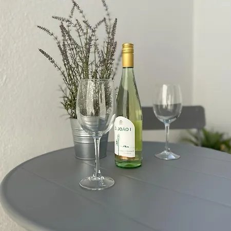 Homely Flat With Patio Near Airport - Oha Ii *