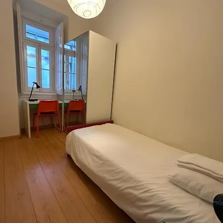Homely Flat With Patio Near Airport - Oha Ii Lisbona