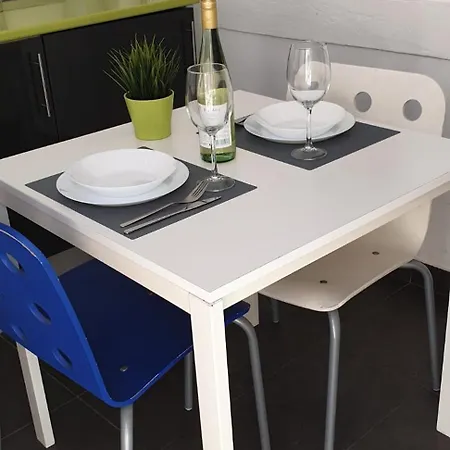 Homely Flat With Patio Near Airport - Oha Ii Appartamento