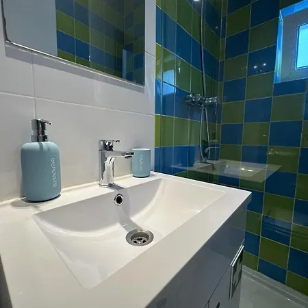 Homely Flat With Patio Near Airport - Oha Ii * Lisbona