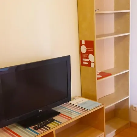 Homely Flat With Patio Near Airport - Oha Ii