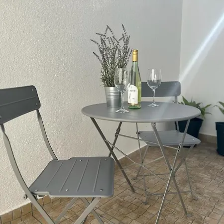 Homely Flat With Patio Near Airport - Oha Ii * Lisbona