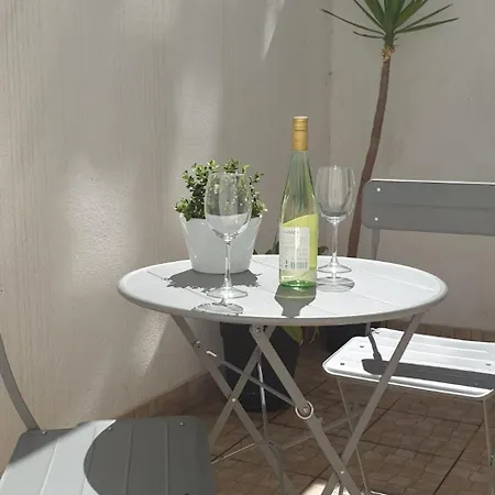 Homely Flat With Patio Near Airport - Oha Ii *